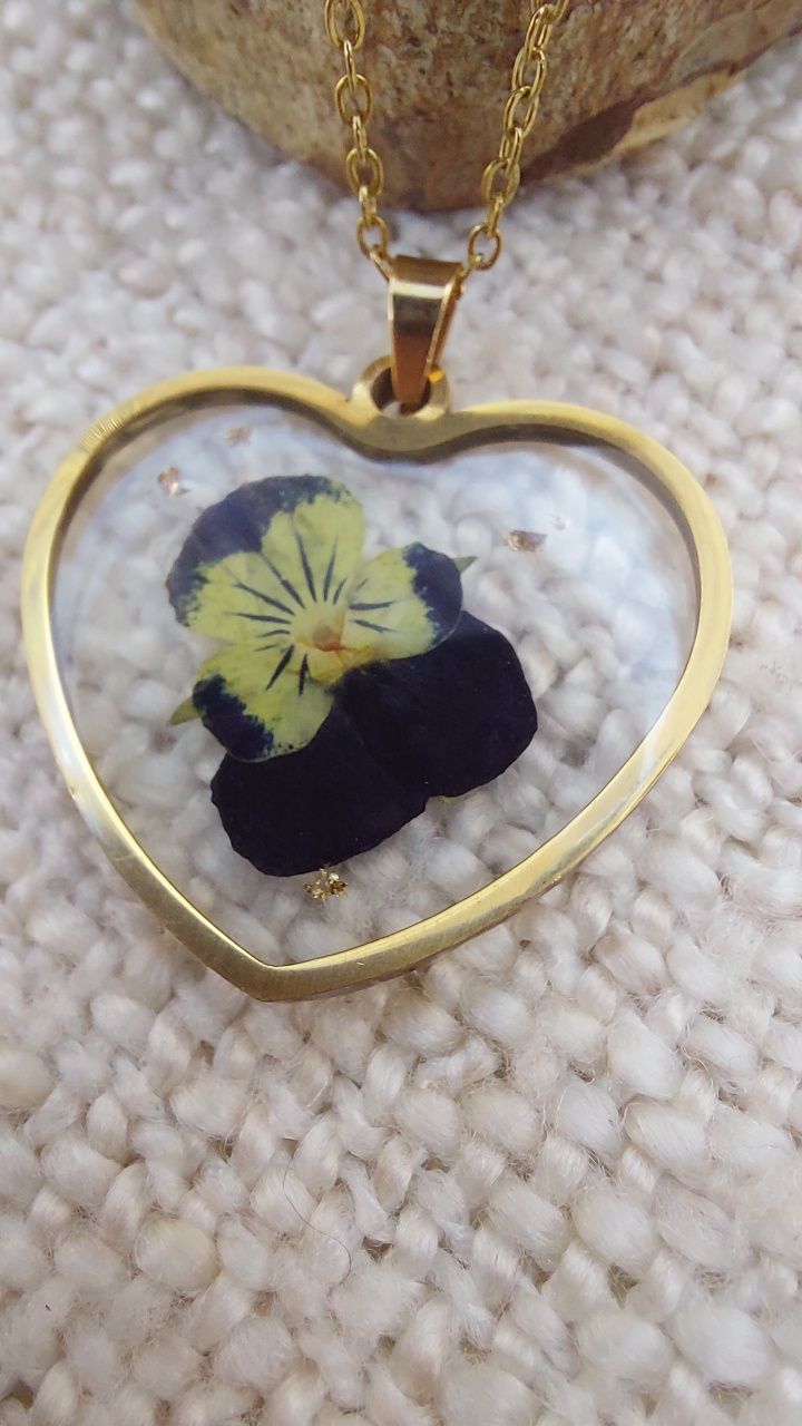Colar aço inoxidável dourado com coração de flor em resina
