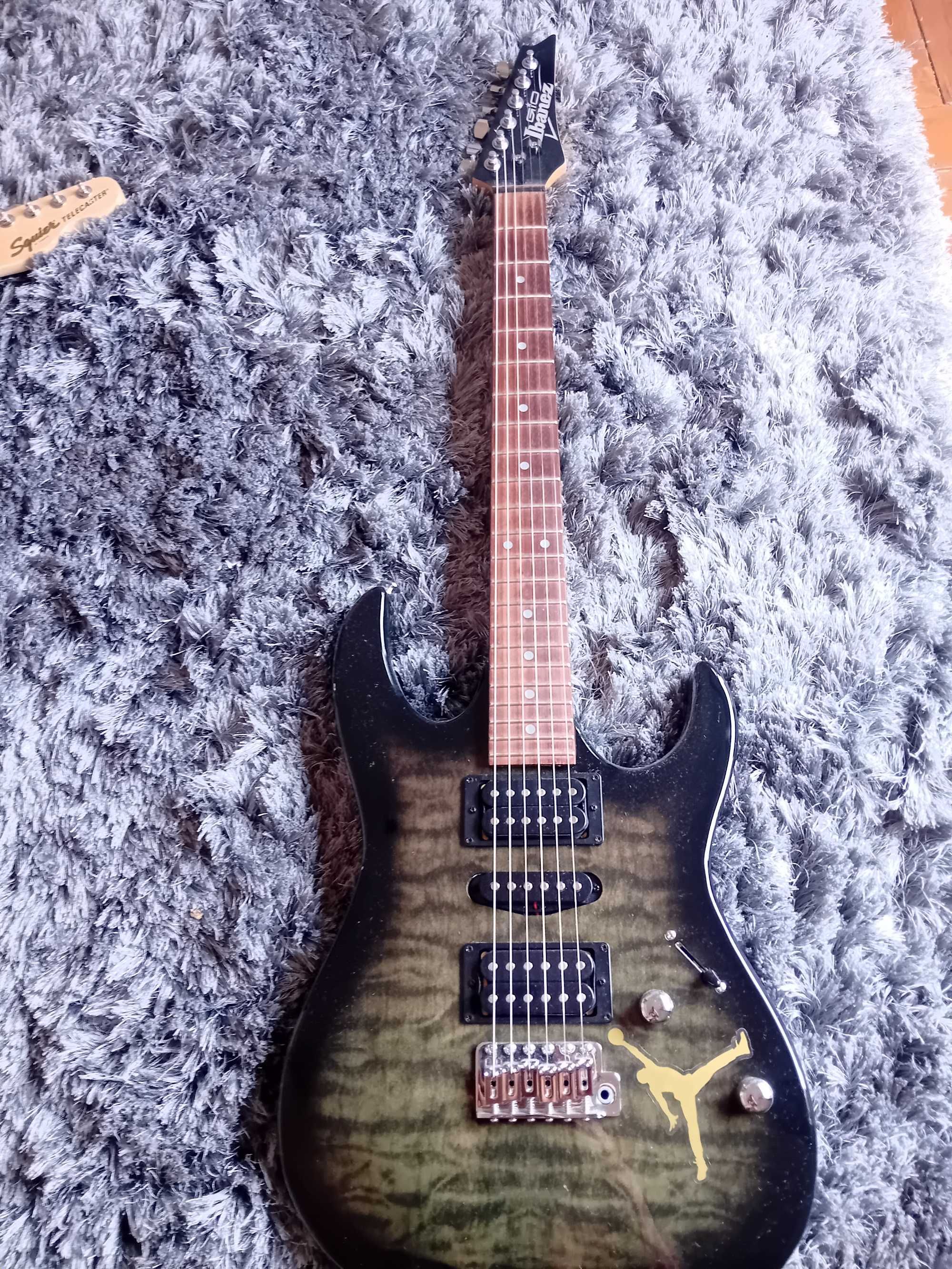 2 guitarras mais pedal de efeito mais caixa amplificada tudo como novo