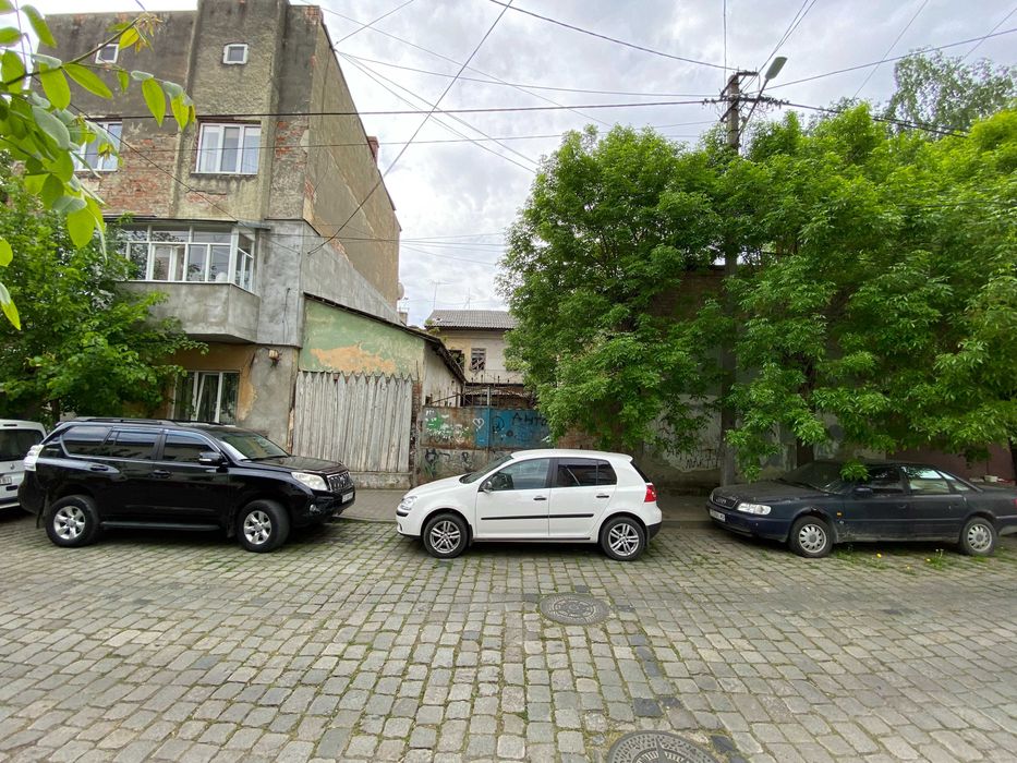Продаж комерції 1100 м2, землі 13 соток в історичному Центрі Чернівців