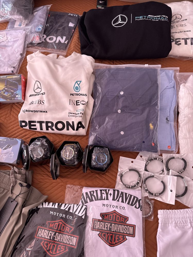 Vendo lote de roupa, relógios, auriculares, pulseiras,etc