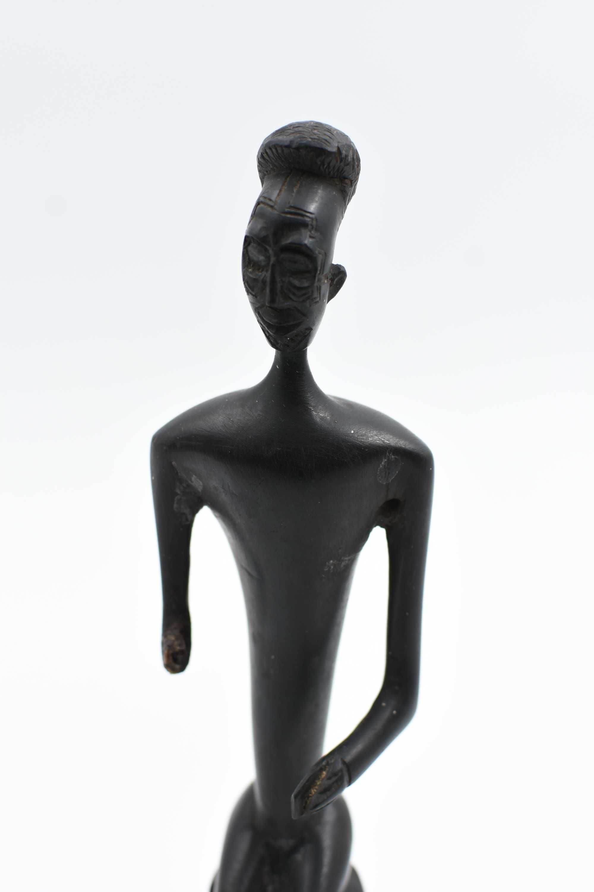 Pequena estatueta africana em pau preto