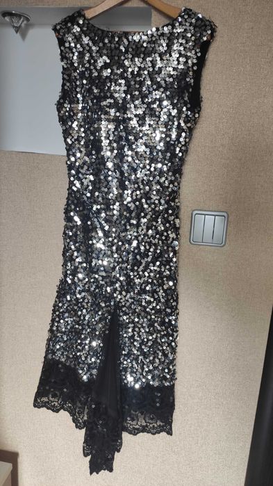 Красивое нарядное платье в пайетках со шлейфом