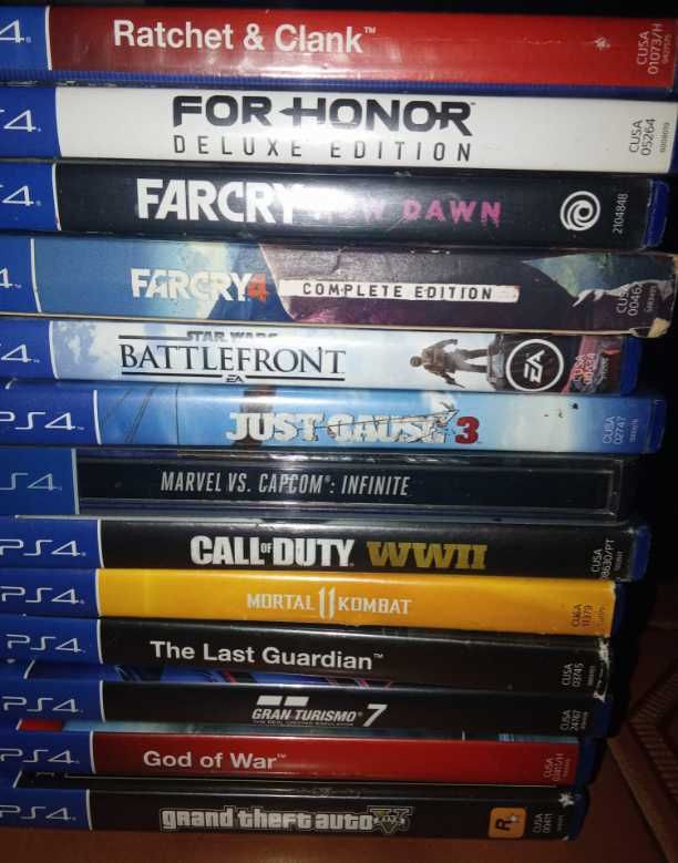 playstation 4 slim com uso com conta e jogos incluidos e dois comandos