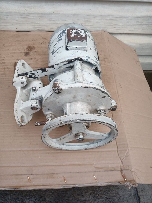 Двигун з тормозним пристроєм