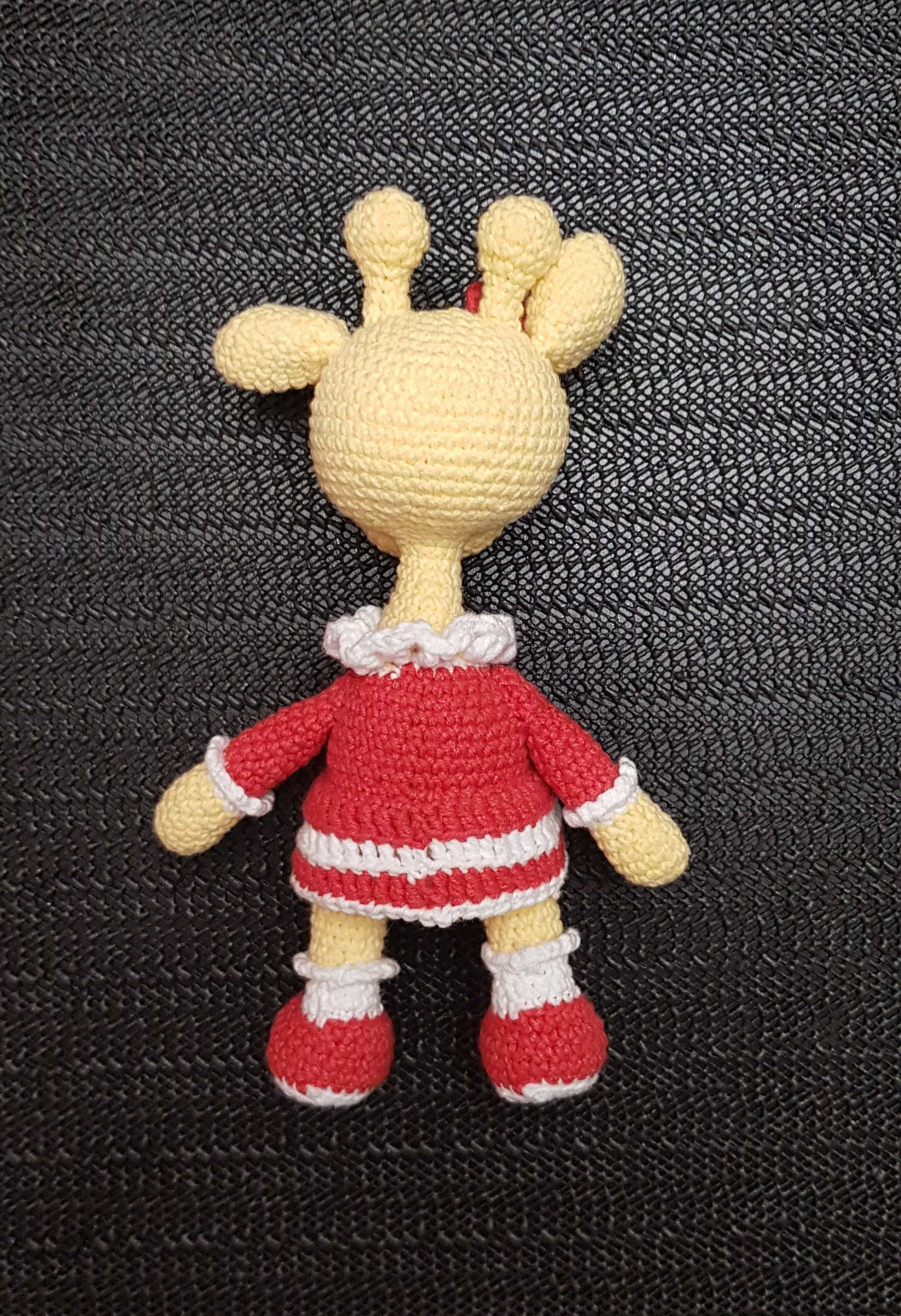 amigurumi żyrafa w sukience na szydełku 20 cm