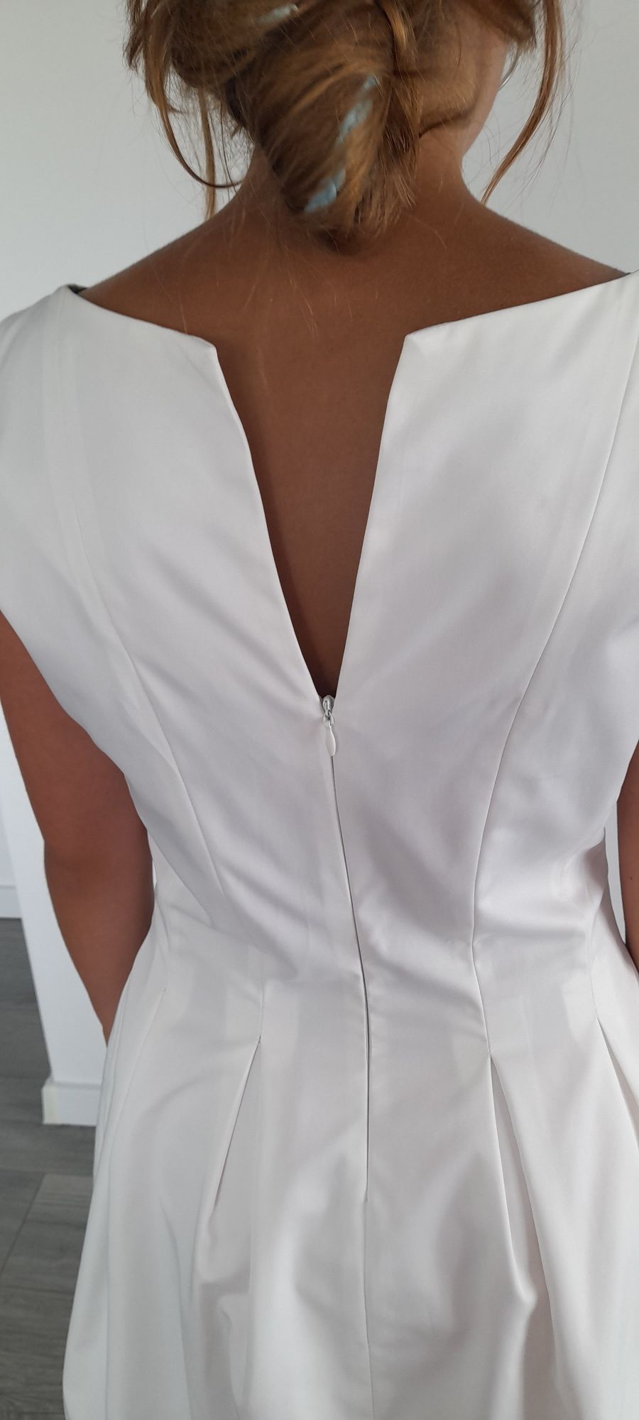 Sukienka biała z naszyjnikiem
