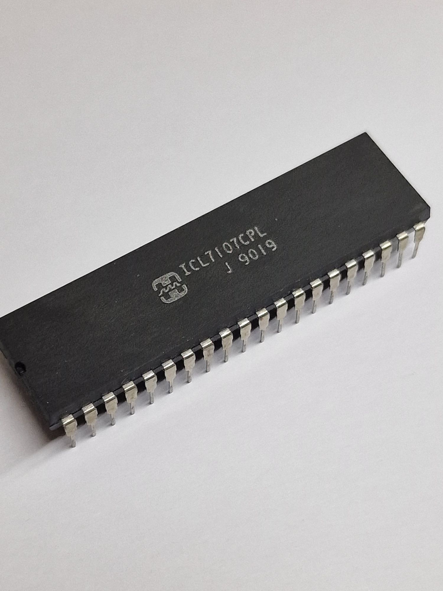 #906   ICL7107CPL / ICL7107 CPL