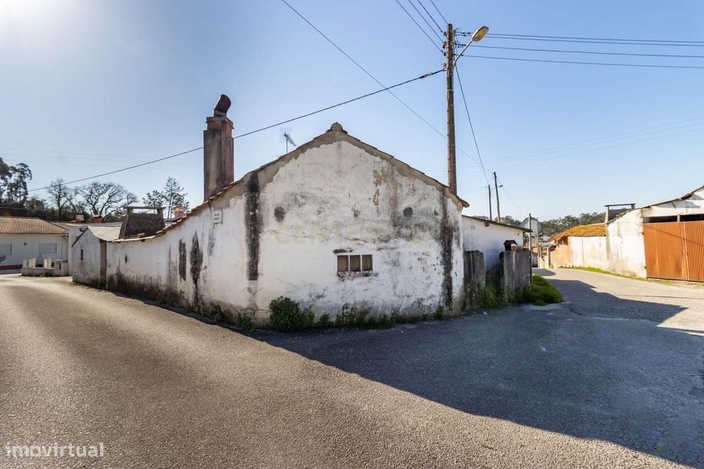 Casa de rés do chão com arrecadação e logradouro