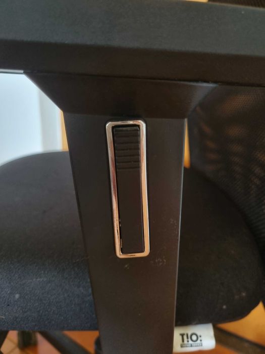Boa cadeira de escritório ergonómica.  Tudo é ajustável.  50 euros.