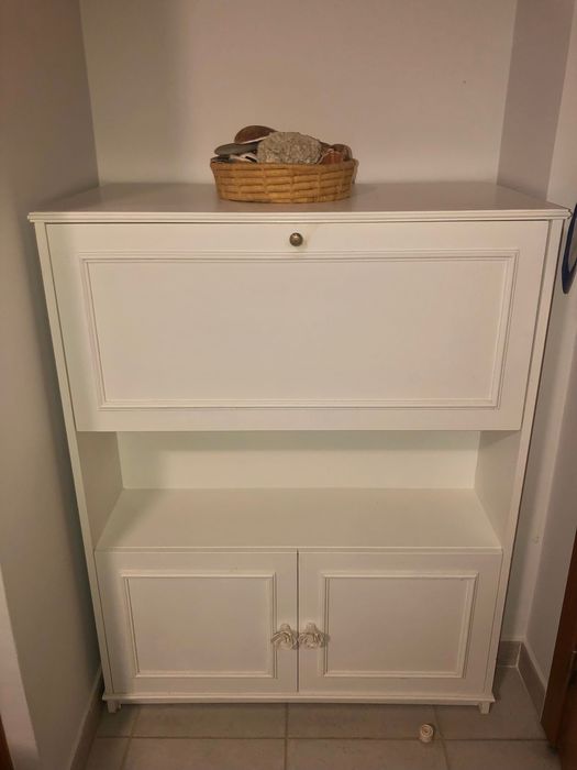 Cama embutida em móvel de madeira maciça