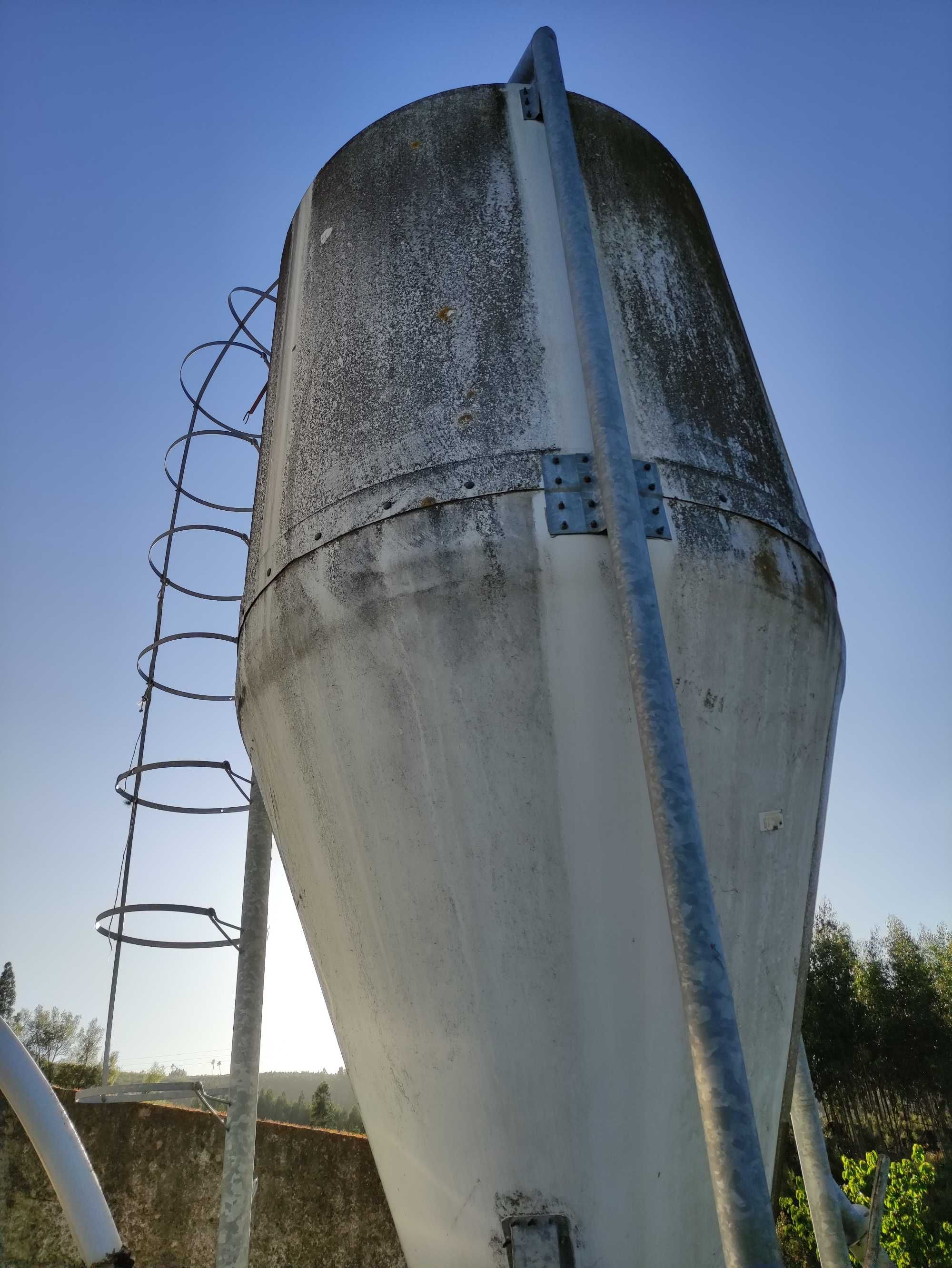 Silo em fibra de 9000Kg de capacidade em excelente estado