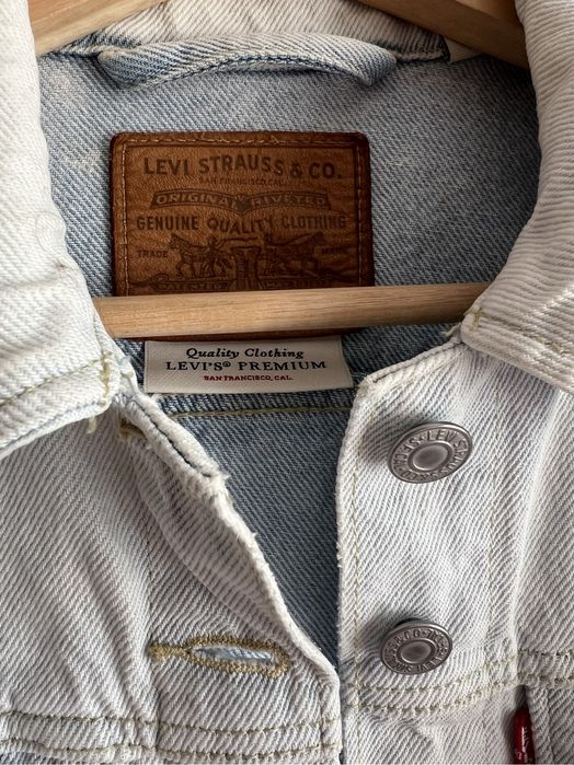 kurtka katana jeansowa jasna z haftem kwiaty na rękawach Levi’s S