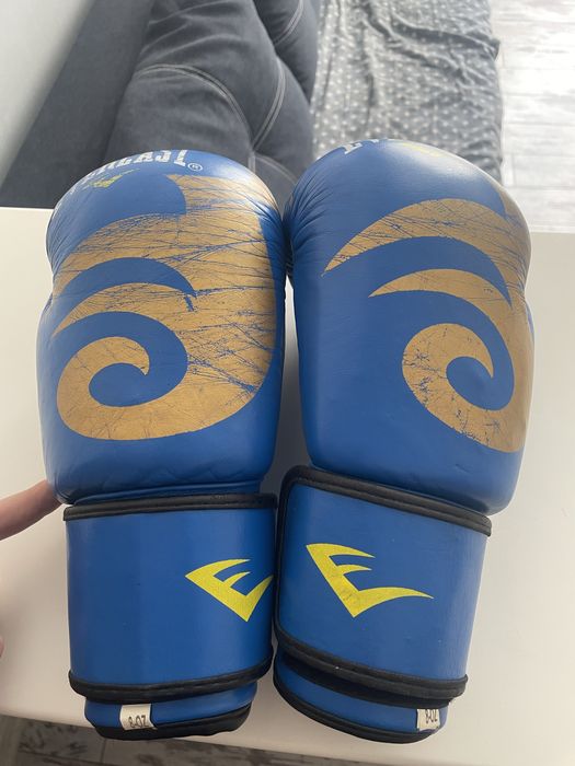 Боксерские перчатки everlast сниие 8 унций б/у