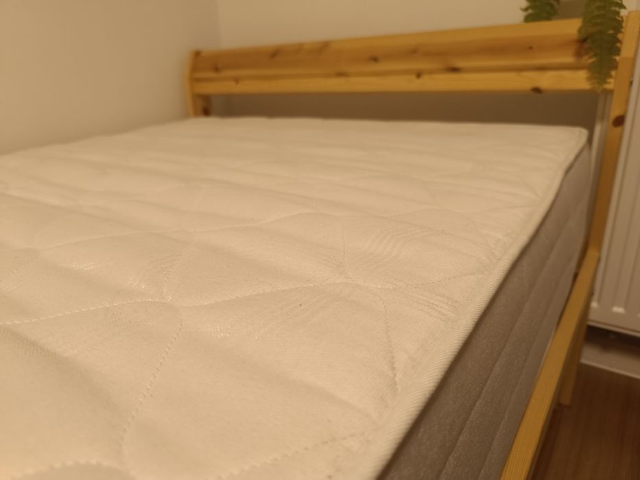 Łóżko jednoosobowe z materacem