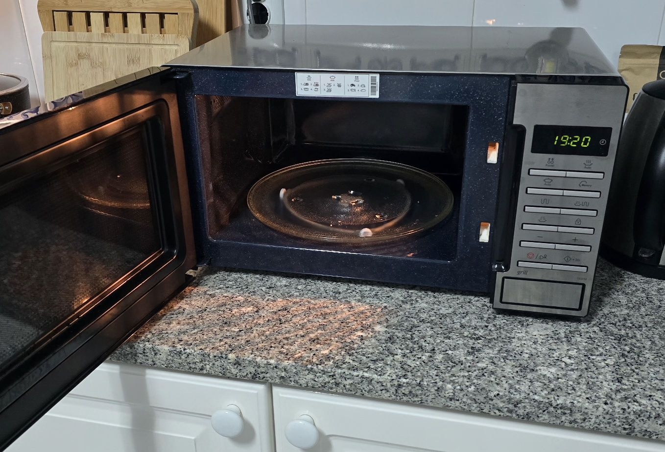 Micro-ondas SAMSUNG GE87M-X (23 L - Com Grill - Inox)