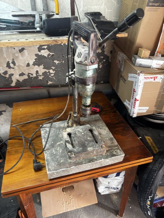 Stojak na wiertarkę z wiertarką