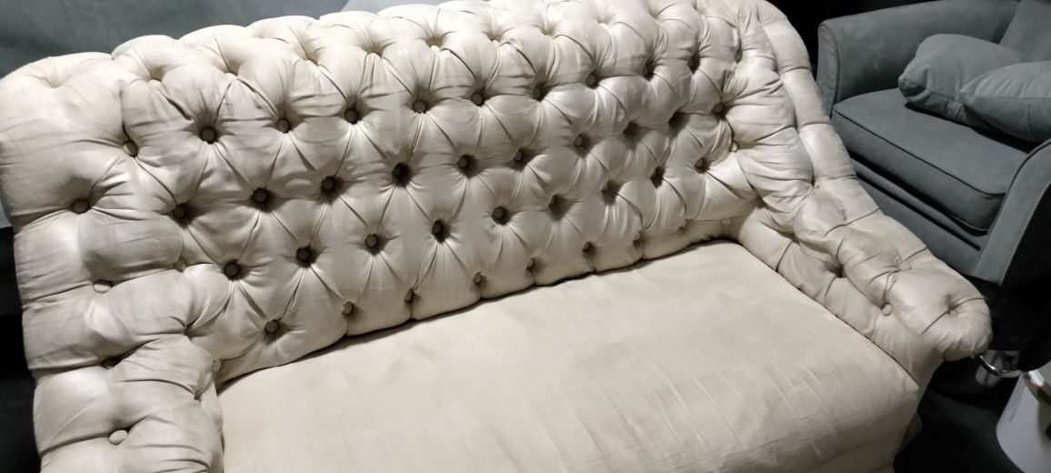 Bogato pikowana 2 osobowa sofa Chesterfield