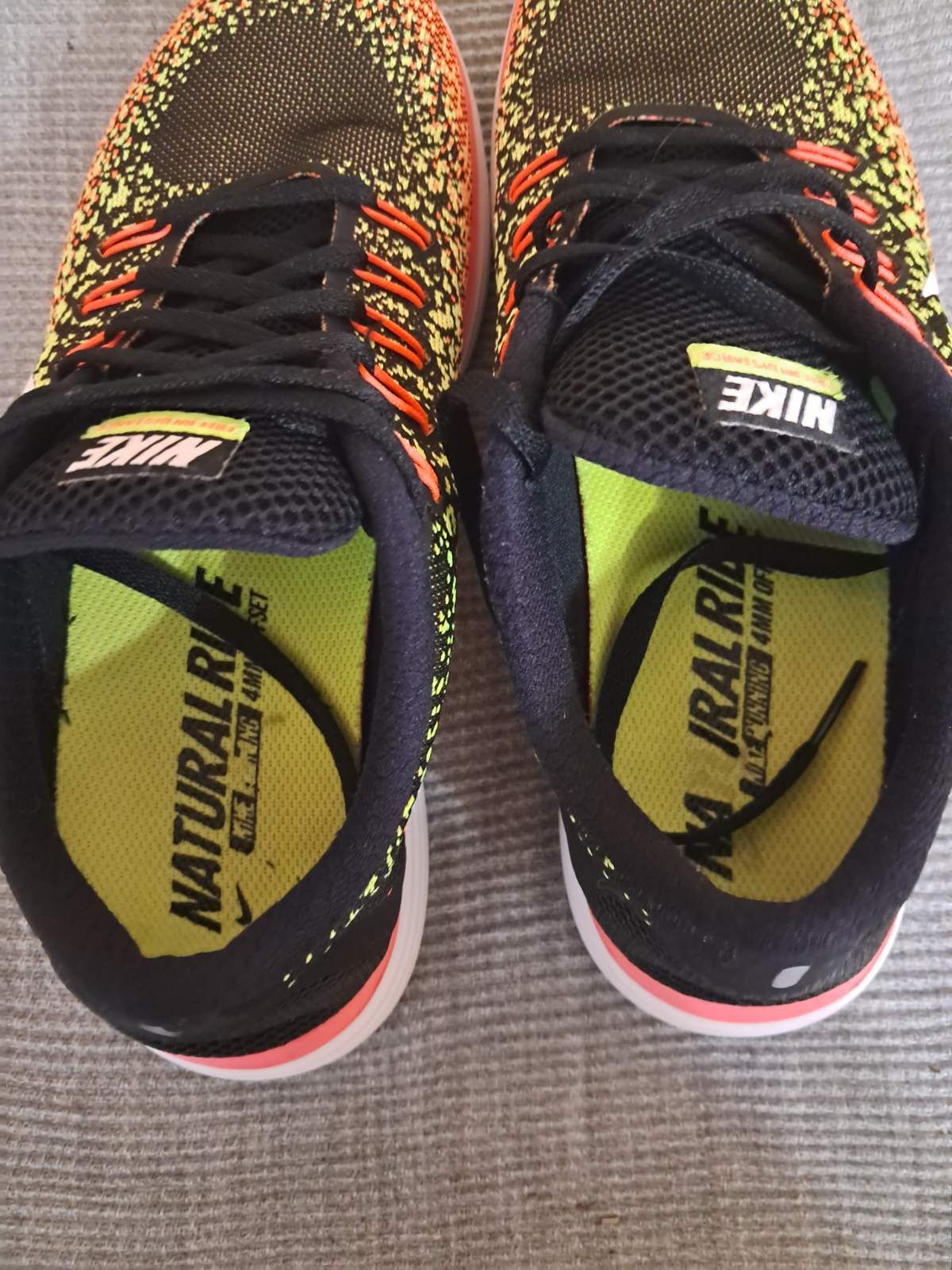 Кросівки Nike FREE RN Distance р 40
Розмір 40, маломірять на 39 р
Усті