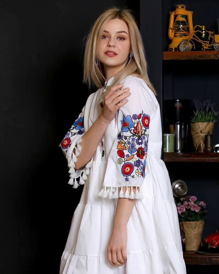 Сукня з вишивкою