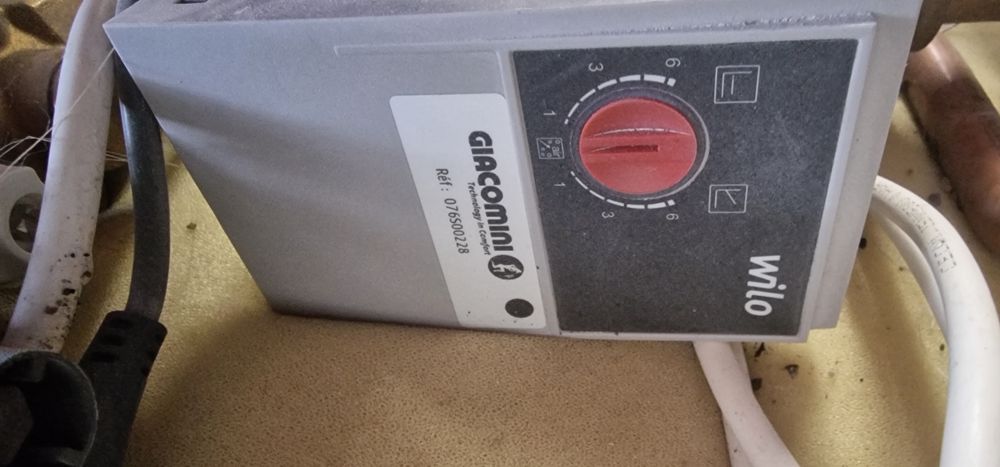 Rozdzielacz do ogrzewania wraz z pompą