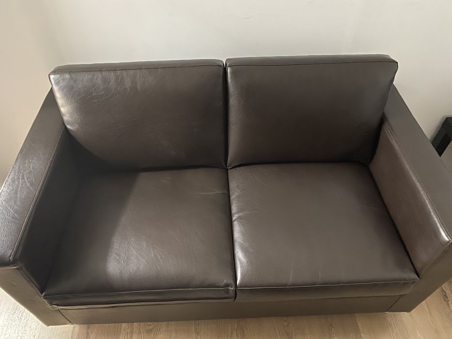 Sofá preto de dois lugares