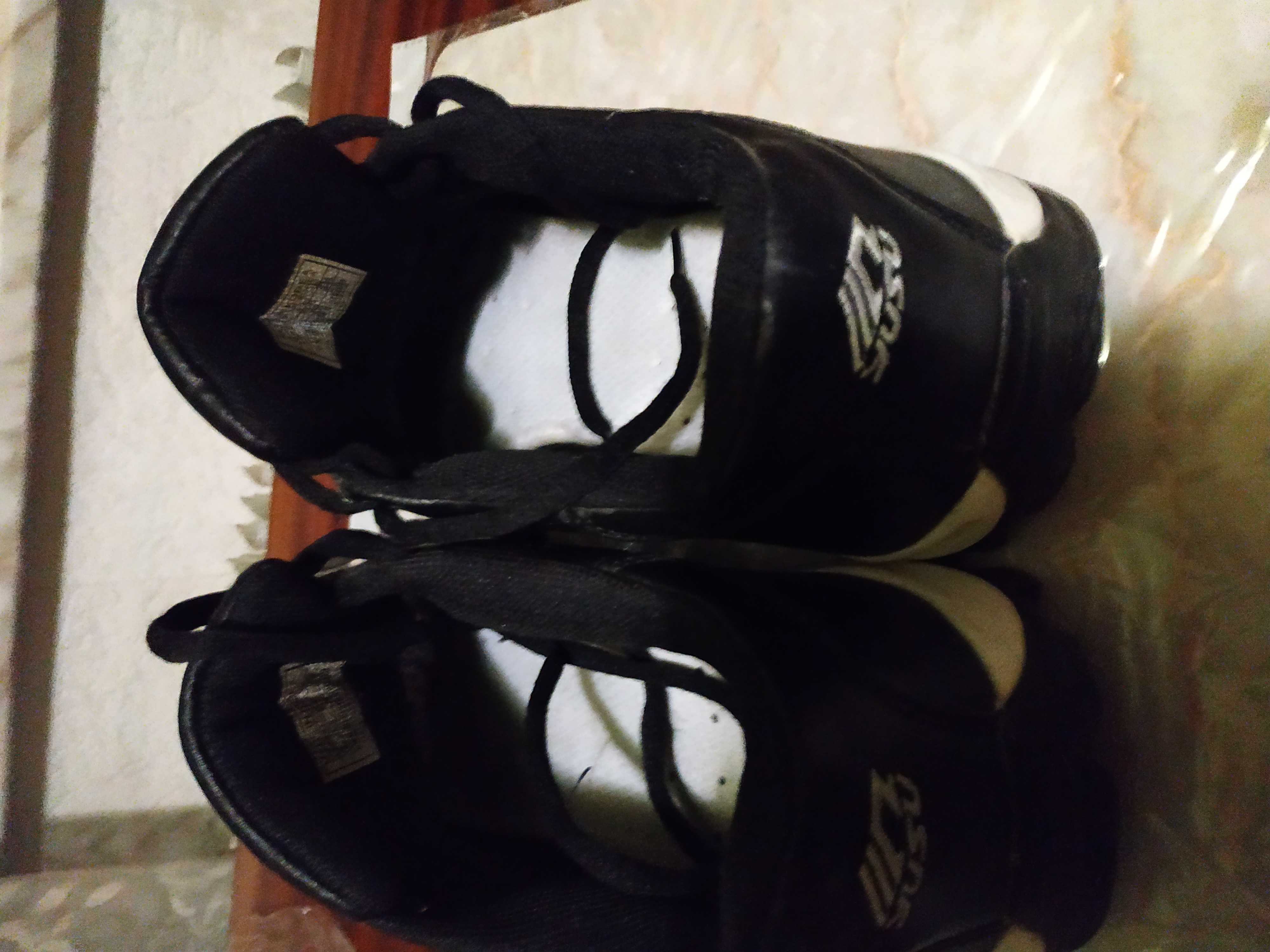 Кроссовки чёрно-белые, производства Корея,размер 45