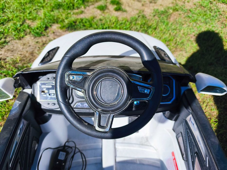 Carro elétrico para crianças com bateria e comando