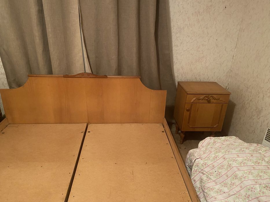 Меблі 90-х. Двоспальне ліжко та дві тумбочки.
