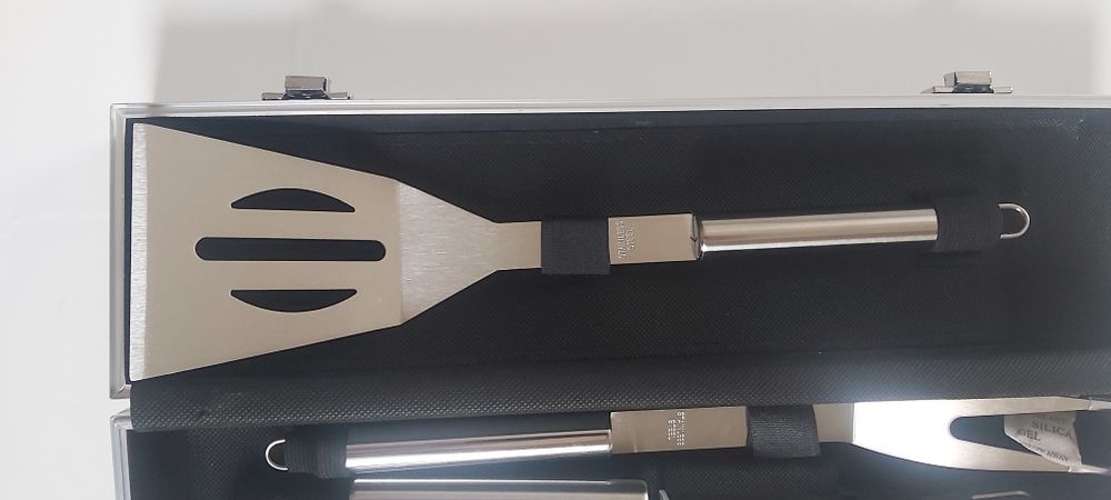 Zestaw do grillowania w metalowej walizce