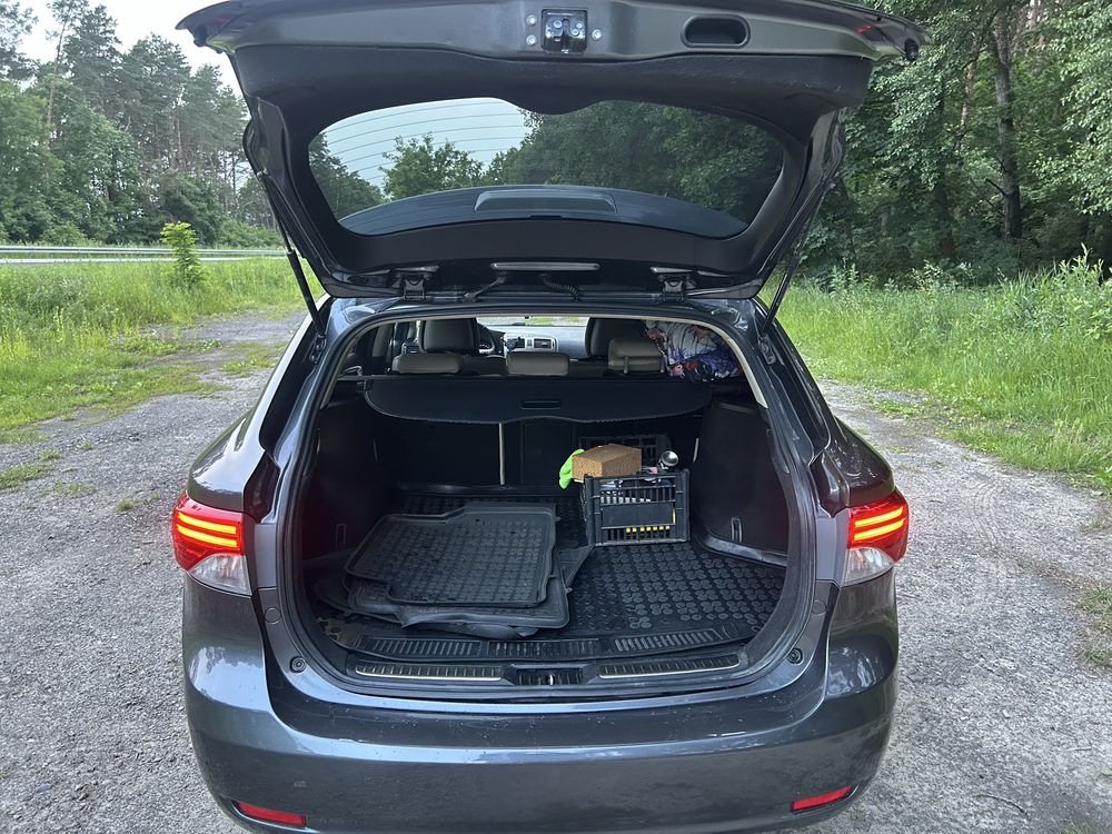 Toyota Avensis 2015 року