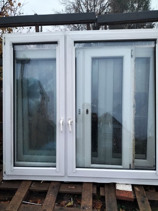 Okna pcv białe i kolor złoty dąb