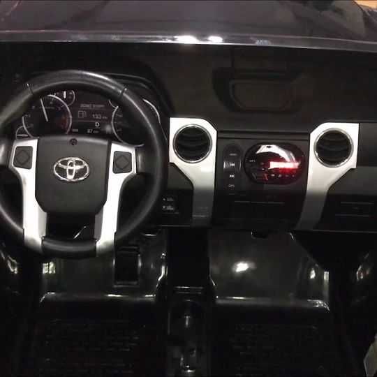 Toyota Tundra dla dzieci Czarna do 80 kg 24V