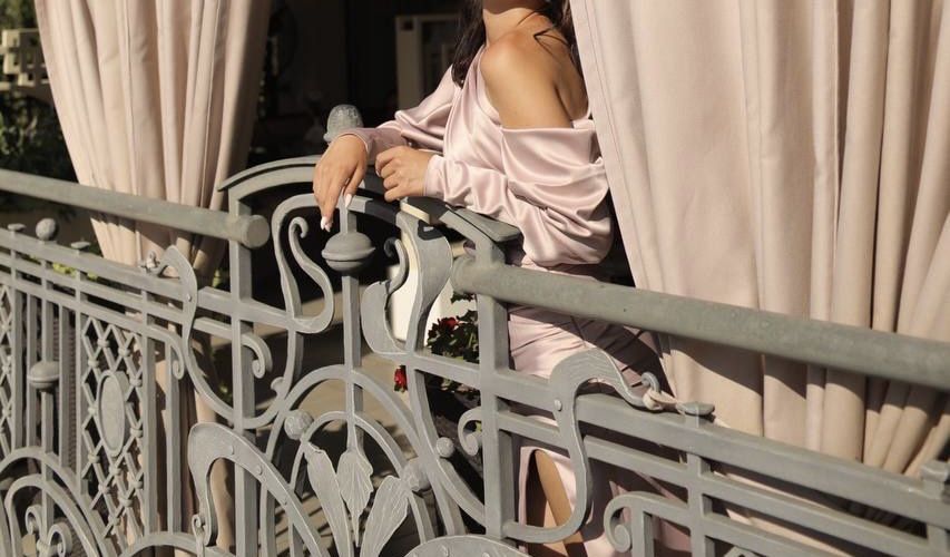 Вечірня атласна сукня