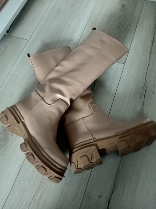Продам новенькі світлого кольору осінній ботінки 36 розміру