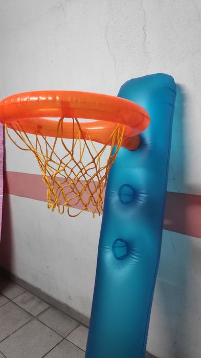 Cesto de basquetebol insuflável
