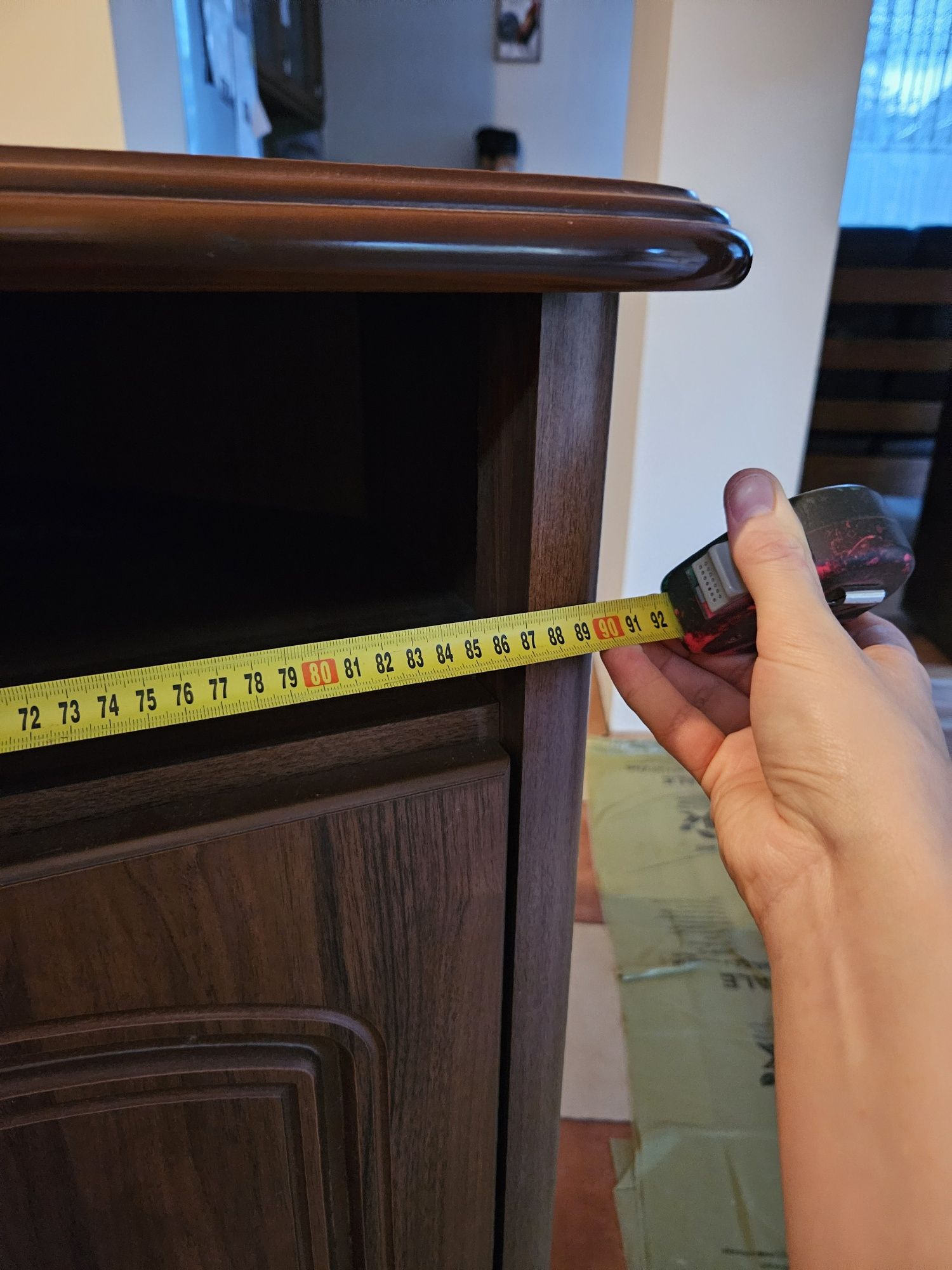 Szafka rogowa z drzwiczkami i miejscem na magnetowid pod telewizor