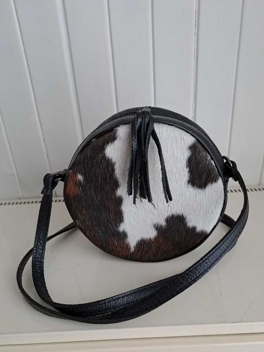Okrągła torebeczka skórzana, z sierścią krowy