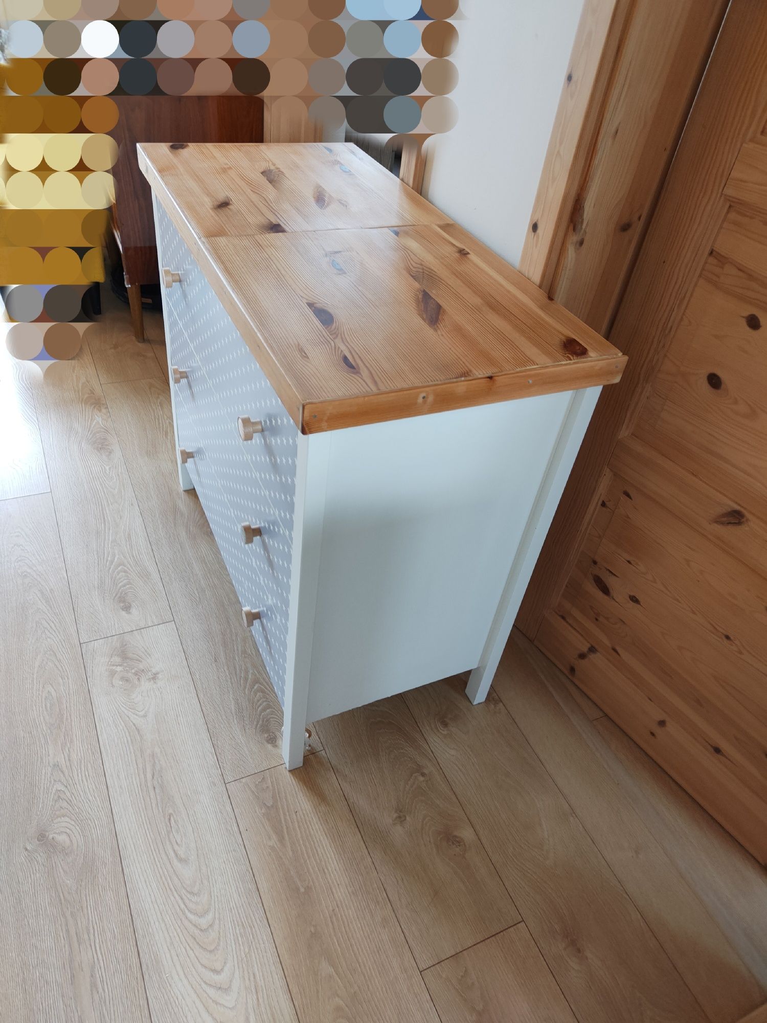Komoda IKEA Koppang z drewnianą nadstawką – baza pod przewijak