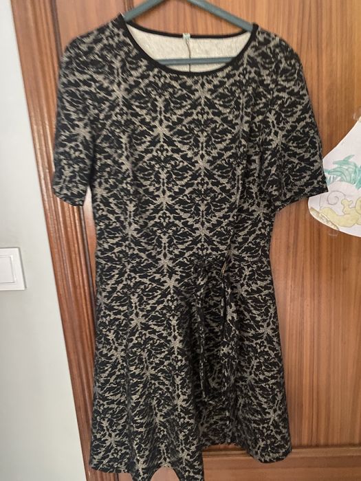 Vestido preto /dourado com cinto