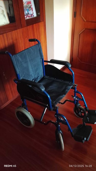 Vendo cadeira de rodas de empurrar