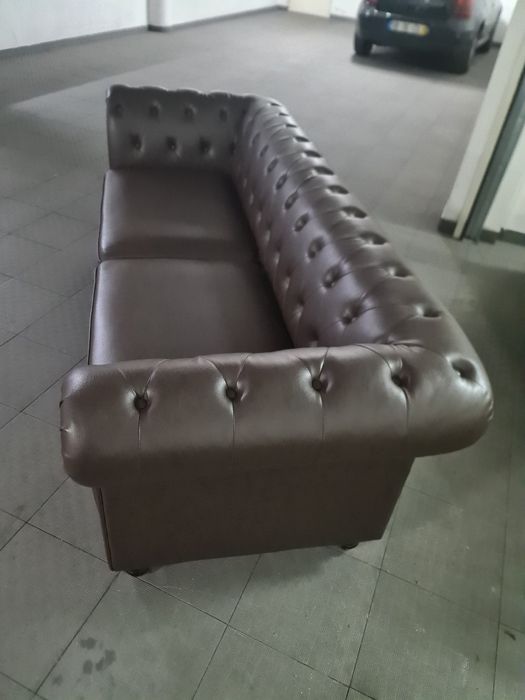 Sofá Chesterfield 2 lugares em pele