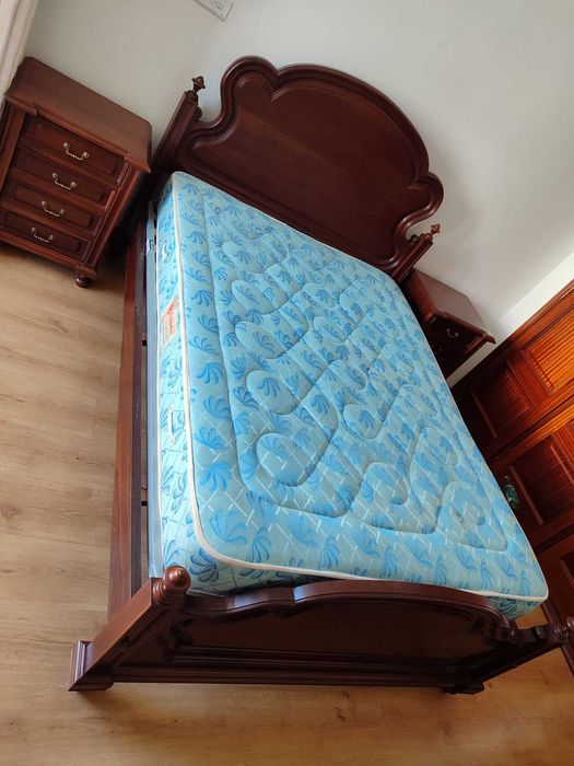 Cama e mesas cabeceiras madeira maciça