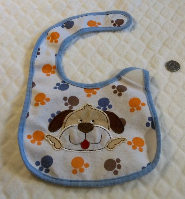 Śliniaczek zapinany na rzep, Piesek (15x18 cm) (Dla dziecka 0-3)