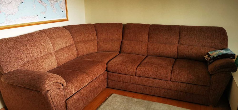 sofa narożna z funkcją spania duża i wygodna