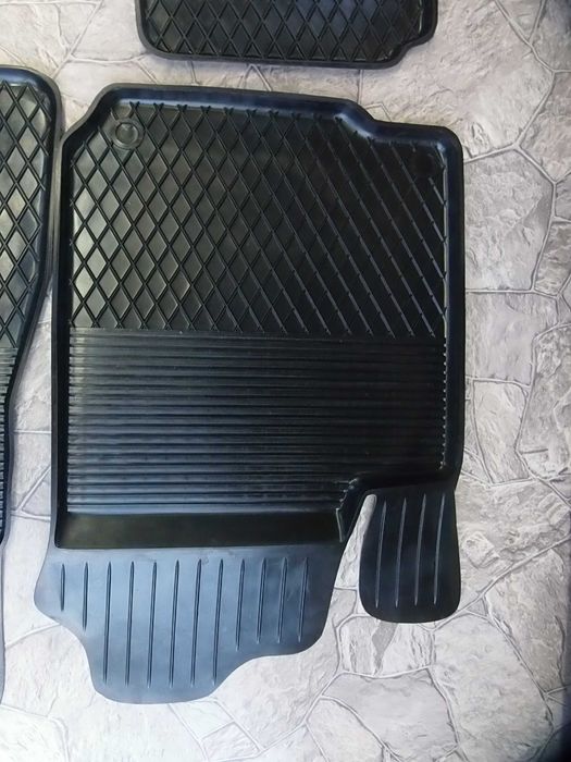 Dywaniki Gumowe Korytka Toyota Yaris Avensis Auris Corolla Aygo Verso