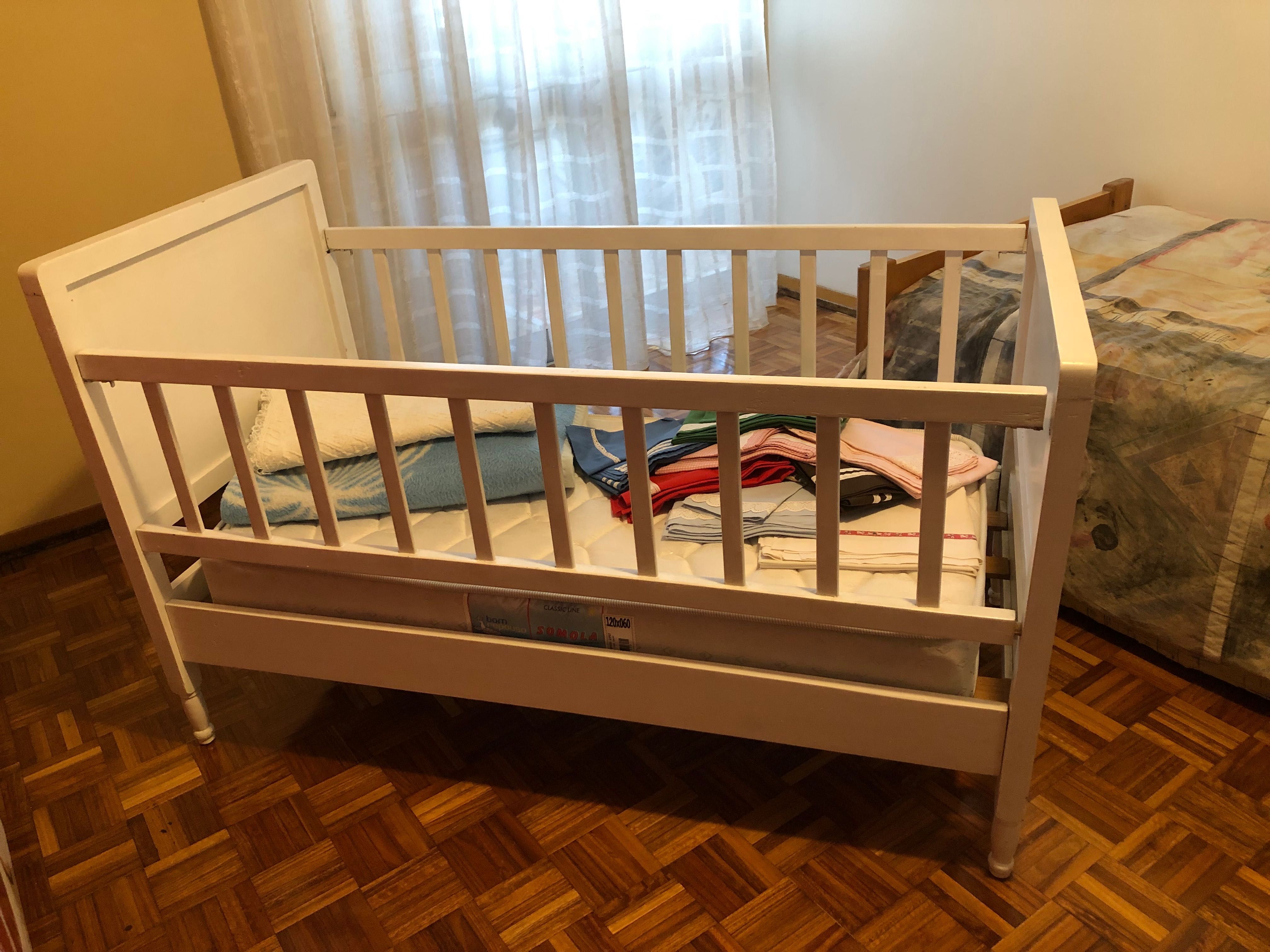 Cama de bebé com colchão e roupa