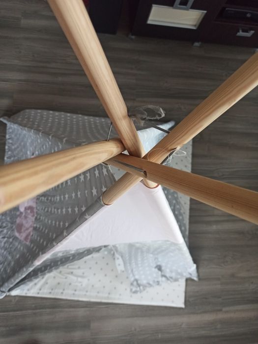 Namiot tipi, poduszki, materac, pokój dziecka.