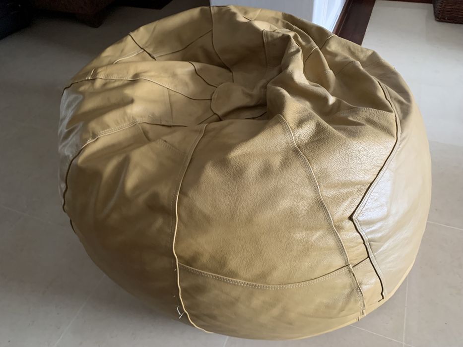 Puff em pele (cor de areia)