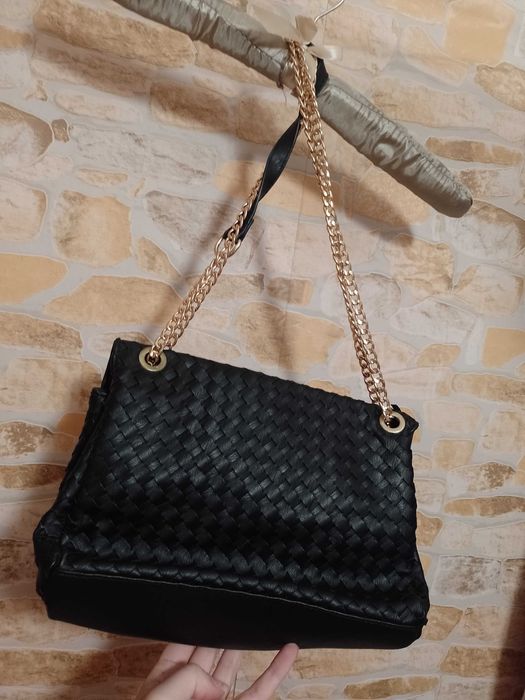 Torebka ze złotym łańcuszkiem z Londynu