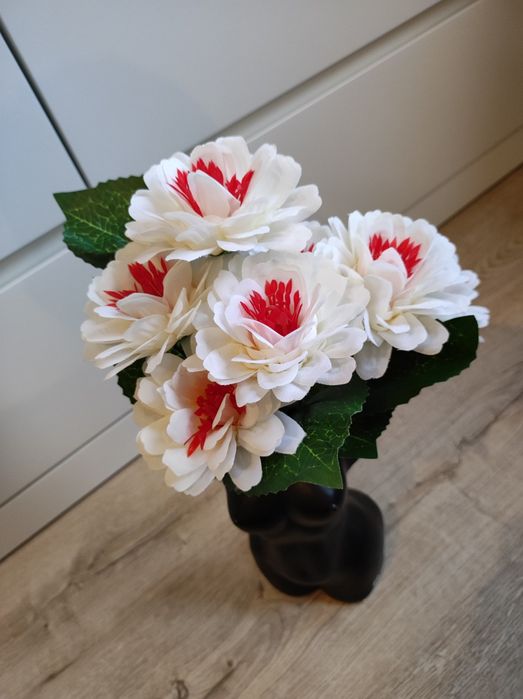 Białe sztuczne kwiatki